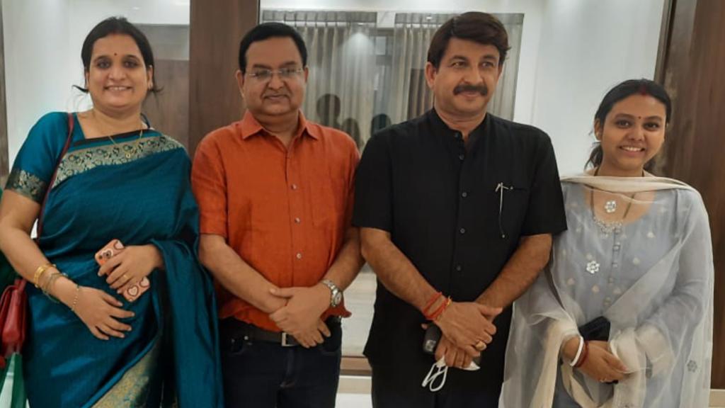 Dr. S. S. Pandey and Shipra Pandey with Manoj Tiwari and his wife