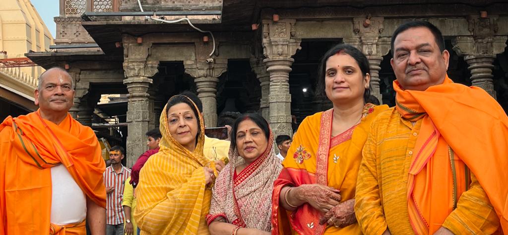 Dr. S. S. Pandey with Smt. Shipra Pandey (wife), Dr. Vikram Singh (Ex. DGP, UP) and his wife Smt. Padma Singh and Priyambada Singh at Jay Maha Kaleshwar Mandir, Ujjain.